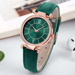 Détail du cadran vert émeraude avec chiffres romains rose doré et bracelet en cuir