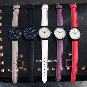 Dettaglio di cinque orologi al quarzo casual con cinturini in pelle colorati e numeri