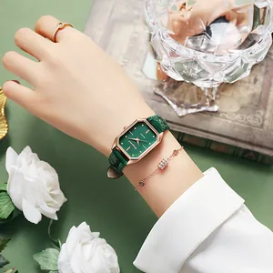 Montre rectangulaire vert émeraude avec boîtier or rose et bracelet en cuir motif crocodile