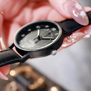 Vista dettagliata dell'orologio al quarzo nero opaco con quadrante e cinturino in pelle