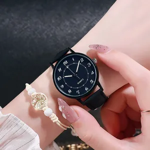 Dettaglio dell'orologio al quarzo luminoso e del bracciale floreale sul polso