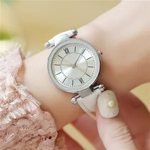 Vue détaillée d'une montre quartz pour femme en argent avec bracelet en cuir blanc et dentelle