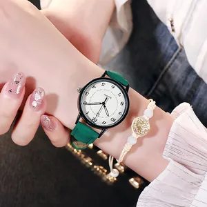 Orologio al quarzo luminoso con cinturino verde, quadrante bianco e bracciale floreale