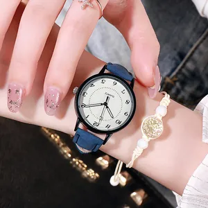 Dettaglio macro di un orologio al quarzo da donna con cinturino blu e quadrante bianco