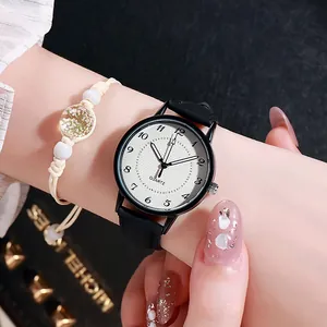 Dettaglio dell'orologio al quarzo da donna minimalista con cinturino in pelle nera