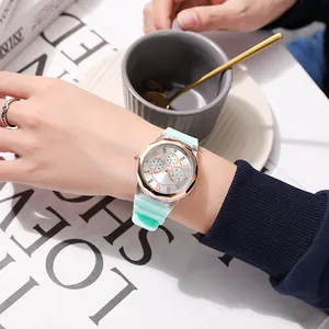 Nahaufnahme der mintgrünen Silikonuhr mit roségoldener achteckiger Lünette am Handgelenk