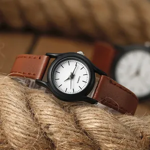 Reloj de cuarzo clásico con correa de cuero marrón y caja negra sobre cuerda retro