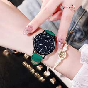 Dettaglio dell'orologio da donna al quarzo con cinturino verde, bracciale e anello