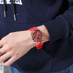 Detail einer roten Silikonuhr mit roségoldener achteckiger Lünette und römischen Ziffern