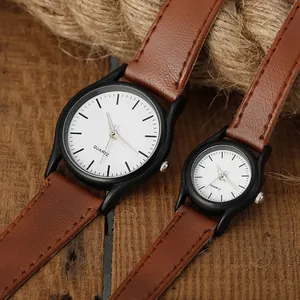 Relojes de pareja de cuarzo minimalistas con cajas negras y correas de cuero marrón