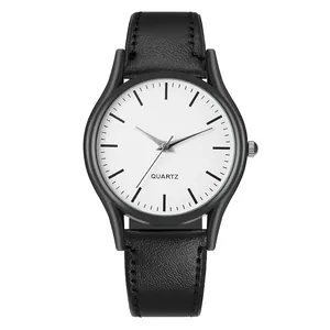 Detalle de reloj de cuarzo con correa de cuero negro y esfera blanca en caja negra