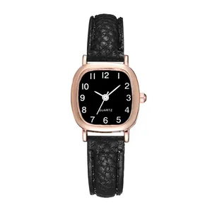 Detail der roségoldenen quadratischen Uhr mit schwarzem Lederband und Quarzuhrwerk
