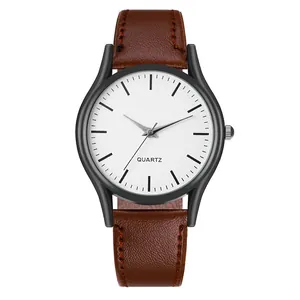 Primer plano de reloj de cuarzo con correa de cuero marrón y esfera blanca minimalista