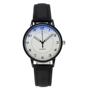 Dettaglio dell'orologio al quarzo nero con quadrante sfumato blu e cuciture del cinturino