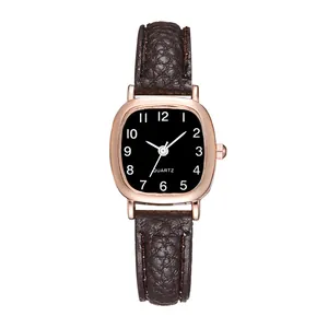 Detailsicht der quadratischen Roségold-Uhr mit schwarzem Zifferblatt und Lederarmband