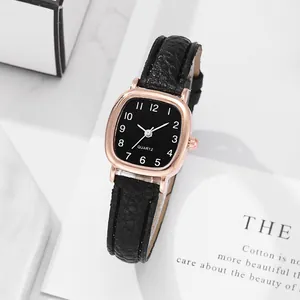 Nahaufnahme der Retro-Quarzuhr für Damen mit schwarzem Lederband und goldnem Gehäuse