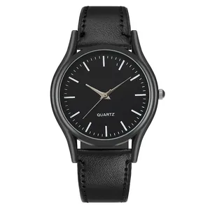 Primer plano de un reloj de cuarzo negro minimalista con correa de cuero y caja mate