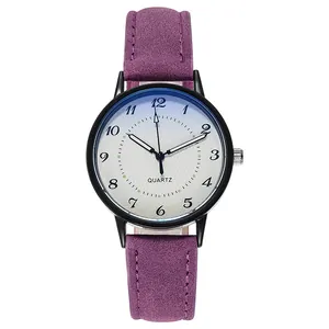 Dettaglio macro dell'orologio al quarzo luminoso con quadrante sfumato e cinturino viola