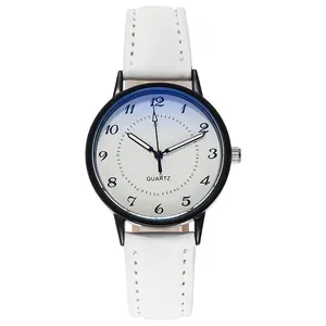 Dettaglio del quadrante bianco a nido d'ape con numeri neri di un orologio al quarzo