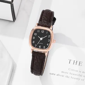 Nahaufnahme der roségoldenen quadratischen Uhr mit schwarzem Zifferblatt und Lederband