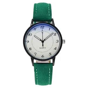 Dettaglio dell'orologio al quarzo con cinturino in pelle scamosciata verde e cassa nera