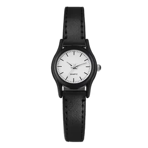 Primer plano de reloj de cuarzo negro minimalista con esfera blanca y correa de cuero