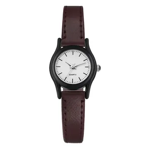 Detalle de reloj de cuarzo con correa de cuero burdeos, caja negra y esfera en blanco