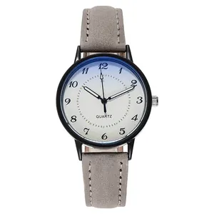 Dettaglio dell'orologio al quarzo con cinturino in pelle grigia e quadrante bianco