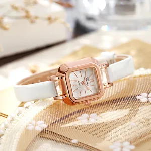 Reloj vintage cuadrado oro rosa con correa de cuero blanco y detalles de perlas