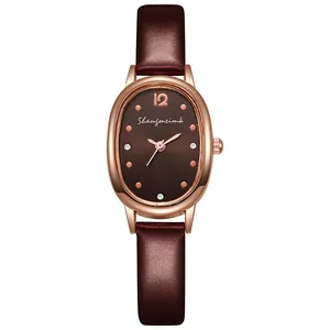 Details von ovalem Gehäuse in Roségold mit braunem Lederband und Diamant-Zifferblatt