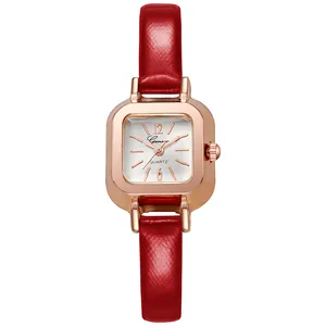Detalle de la caja cuadrada de oro rosa con correa de cuero rojo y esfera de reloj