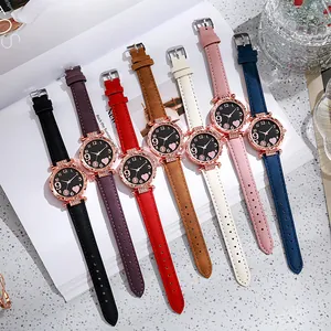 Dettaglio di sette orologi al quarzo colorati da donna con lunetta di strass e fiori