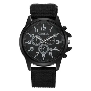 Détail d'une montre à quartz militaire avec bracelet en nylon et guichet de date sur fond blanc