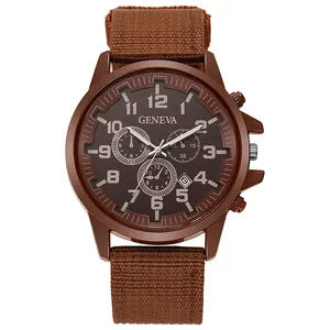 Détail d'une montre militaire marron pour homme avec bracelet en nylon et cadran quartz