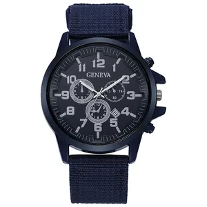 Détail de la montre militaire à quartz bleu marine avec bracelet en toile et cadran analogique