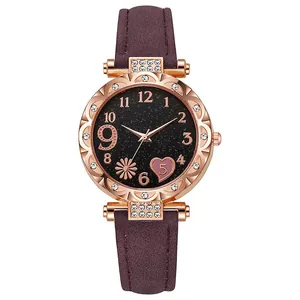 Dettaglio dell'orologio in oro rosa con quadrante nero stellato e cinturino viola