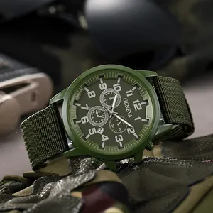 Détail du cadran de montre vert militaire avec bracelet nylon et équipement tactique