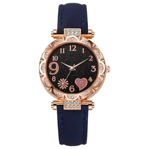 Dettaglio orologio oro rosa con ghiera di strass e quadrante a effetto cielo stellato