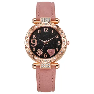 Dettaglio orologio donna con quadrante nero stellato e cinturino in pelle rosa
