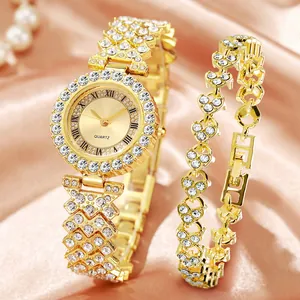Primer plano detallado de reloj de cuarzo dorado con pedrería y pulsera de corazones