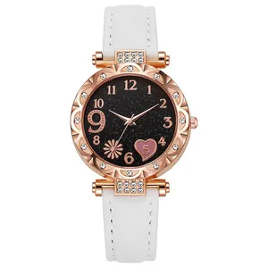 Dettaglio dell'orologio al quarzo da donna con quadrante a cielo stellato e oro rosa