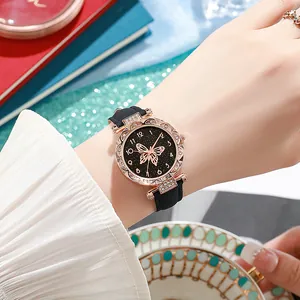 Detalle del reloj de mariposa oro rosa con bisel de pedrería y esfera de cielo estrellado
