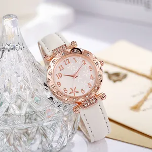Elegante reloj de mujer en oro rosa con marco floral, correa de cuero blanco y diamantes