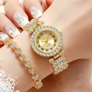 Primer plano de reloj de cuarzo dorado y pulsera de corazón con cristales brillantes