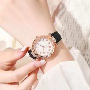 Reloj de cuarzo para mujer con esfera floral, bisel de strass oro rosa y correa negra