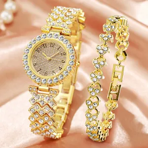 Detalle de set de reloj dorado y pulsera de corazón con pedrería sobre seda suave
