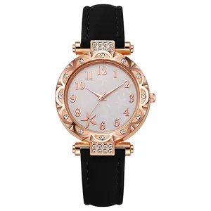 Detalle del reloj de cuarzo rosa con bisel de strass y esfera con diseño floral