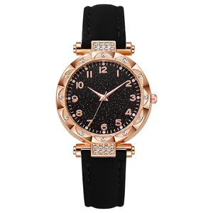 Orologio al quarzo da donna con strass e cinturino nero smerigliato su sfondo bianco