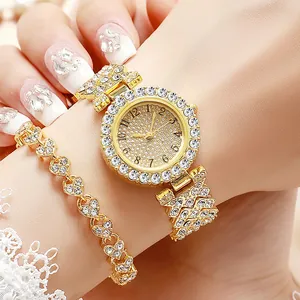 Primer plano de reloj de cuarzo dorado y pulsera de corazón con pedrería en la muñeca