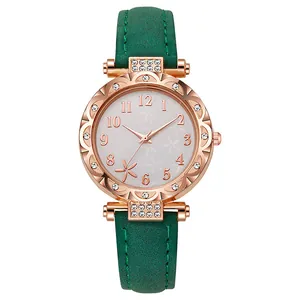Detalle de reloj de cuarzo oro rosa con esfera de margarita y correa verde